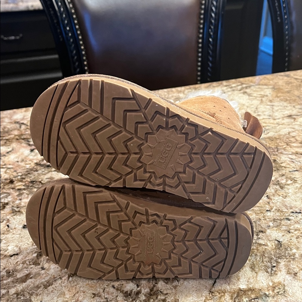 UGG Kids Tan Boots with Soft Cream Lining - Picture 5 of 5